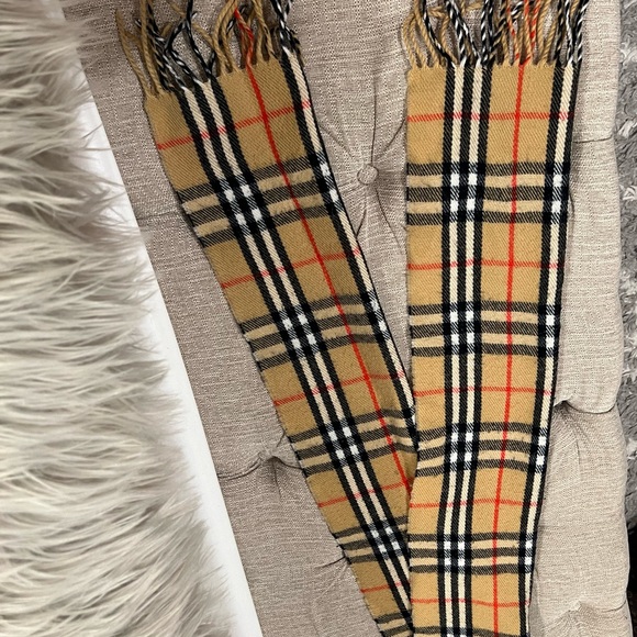 Authentic Burberrys scarf (Unisex) - Picture 5 of 6
